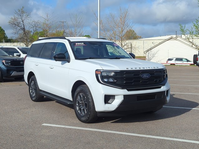 Used 2025 Ford Expedition Active RWD image 3