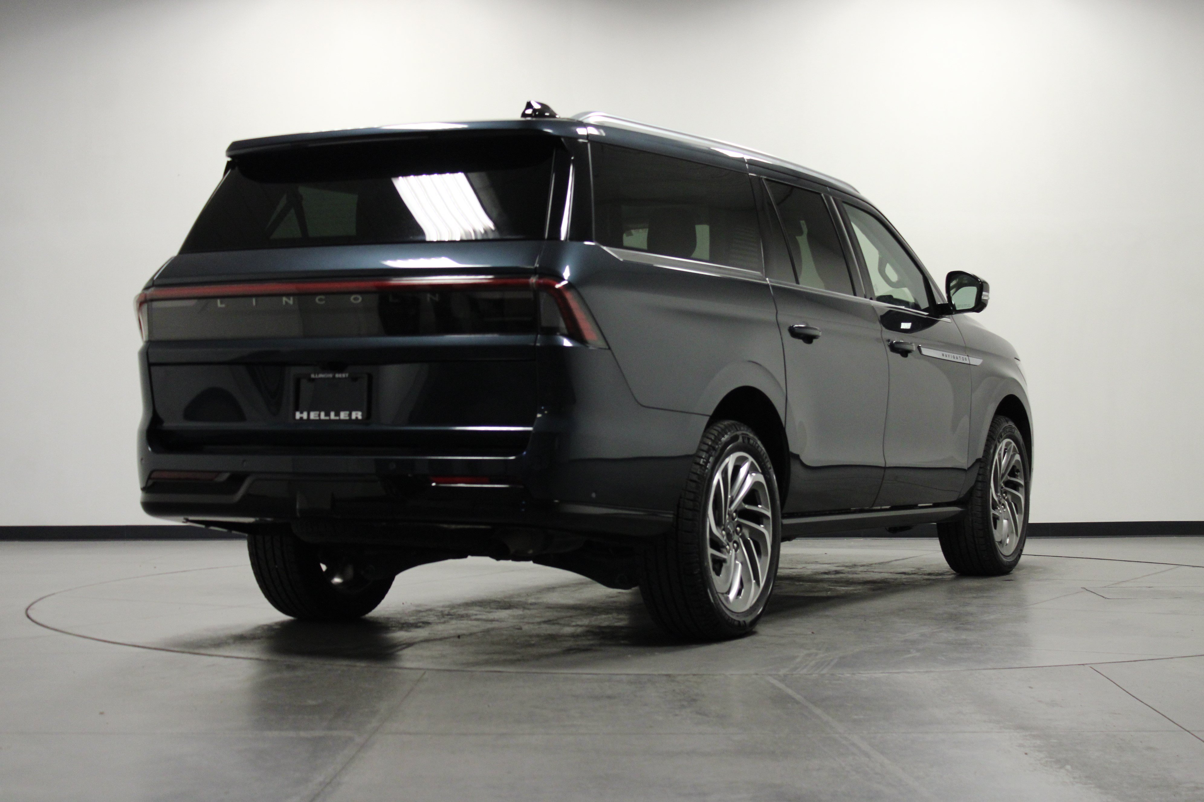 Used 2025 Lincoln Navigator L Reserve AWD/4WD image 4
