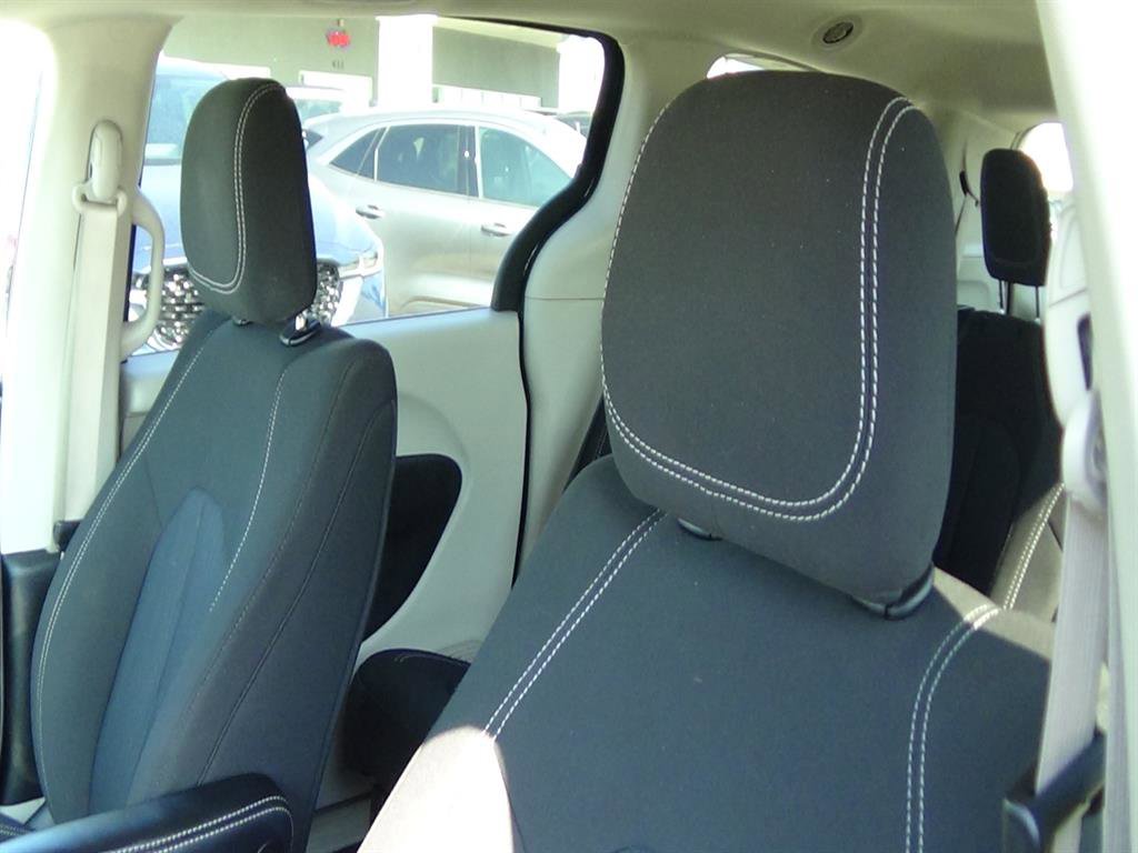 Used 2022 Chrysler Voyager LX image 19