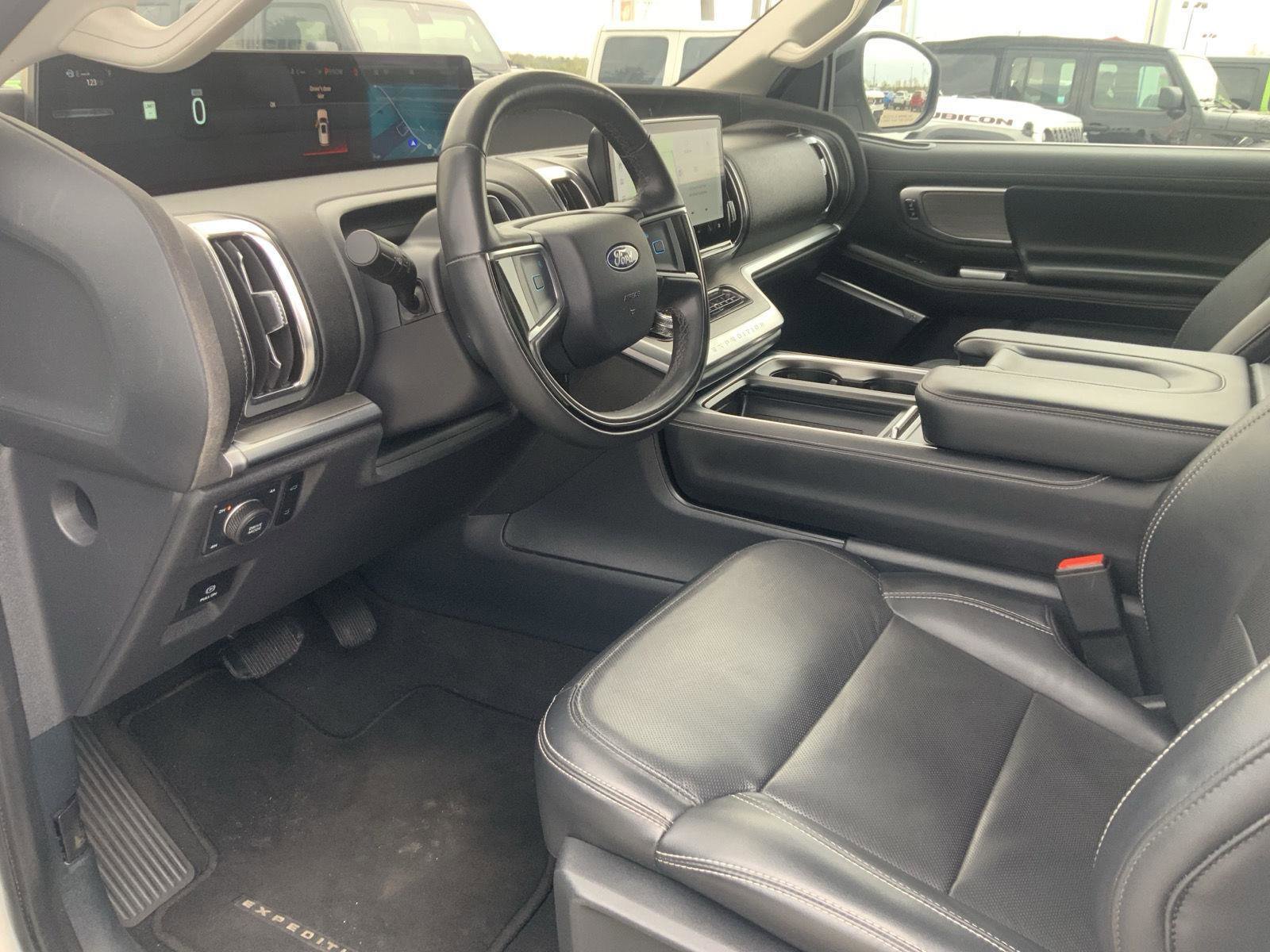 Used 2025 Ford Expedition Platinum image 31