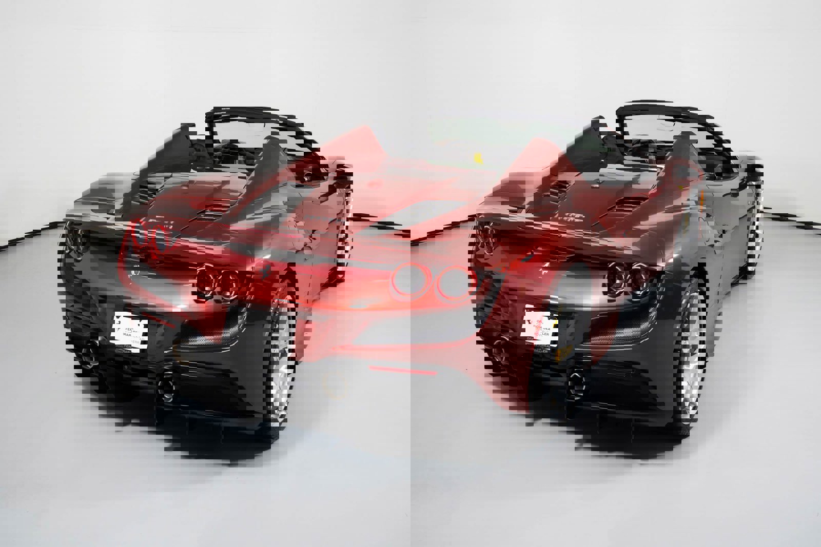 Used 2023 Ferrari F8 Spider image 2