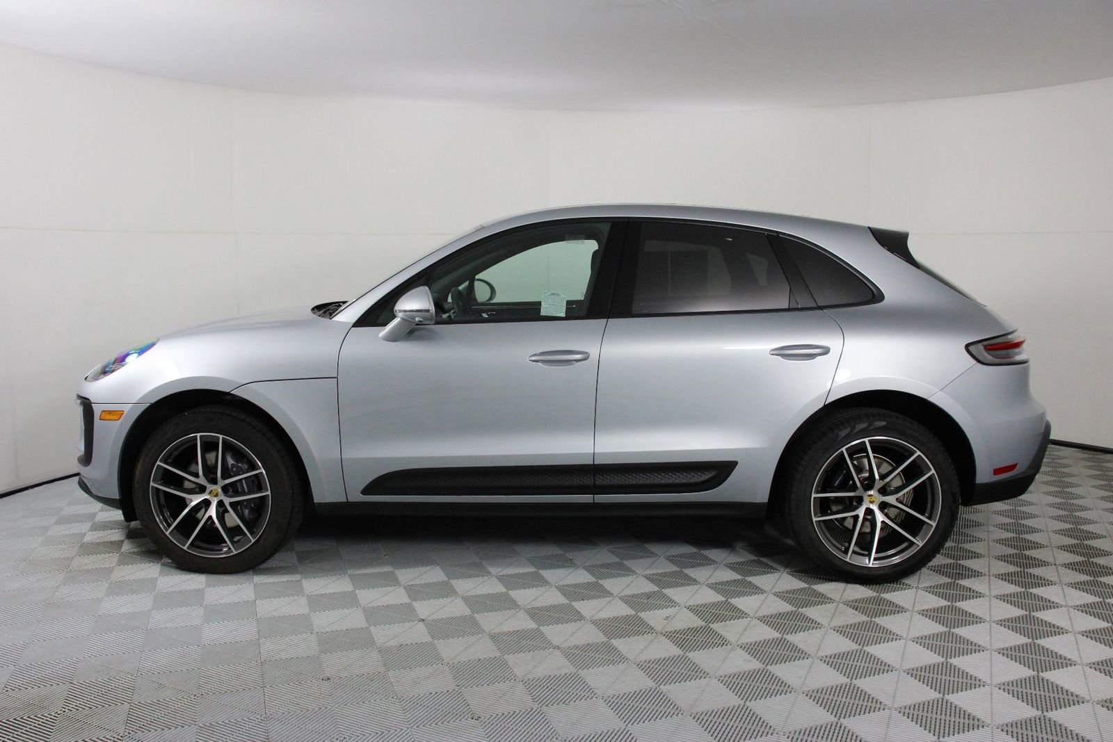 Certified 2025 Porsche Macan image 2