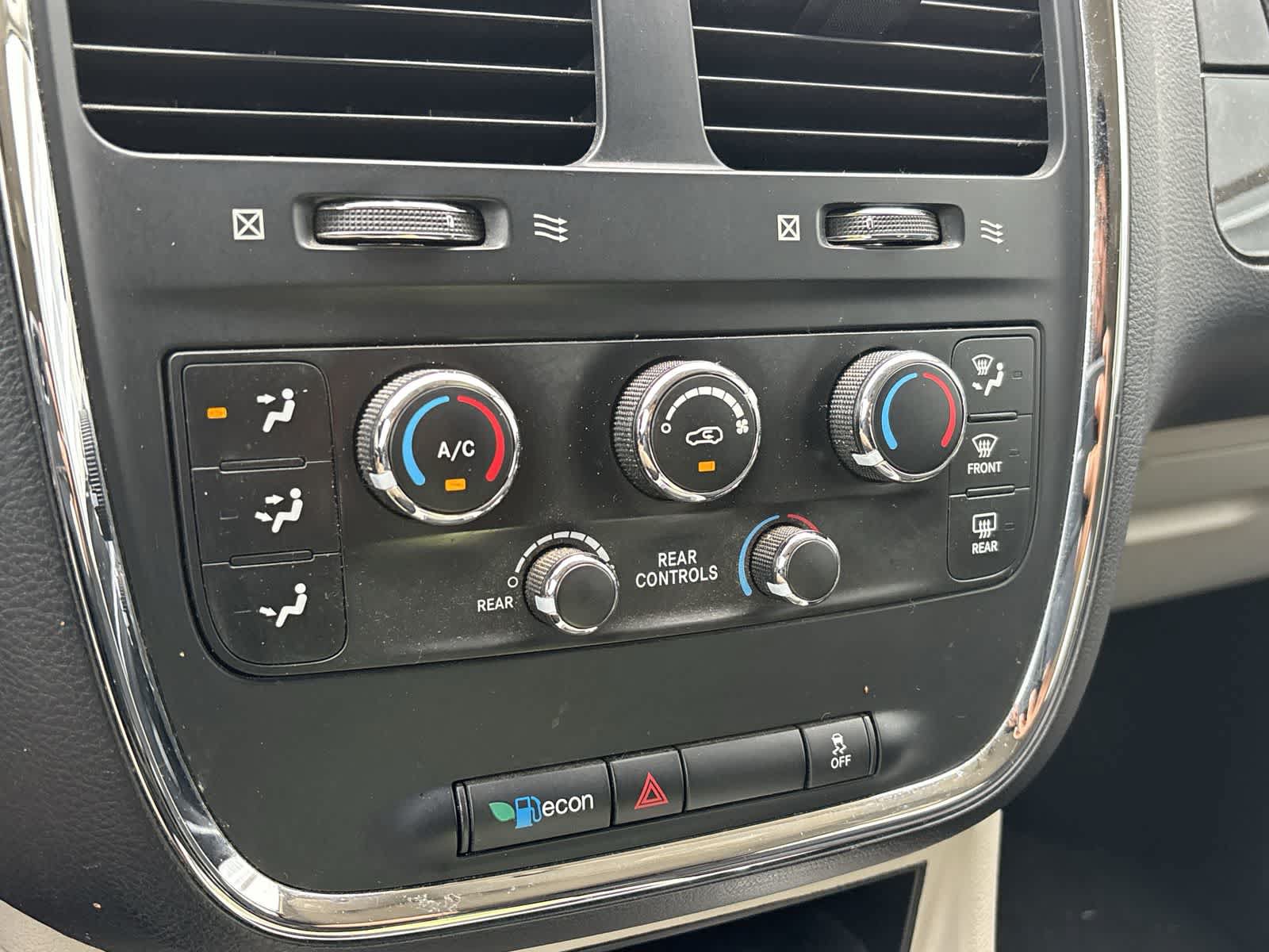Used 2014 Dodge Grand Caravan SXT FWD image 21