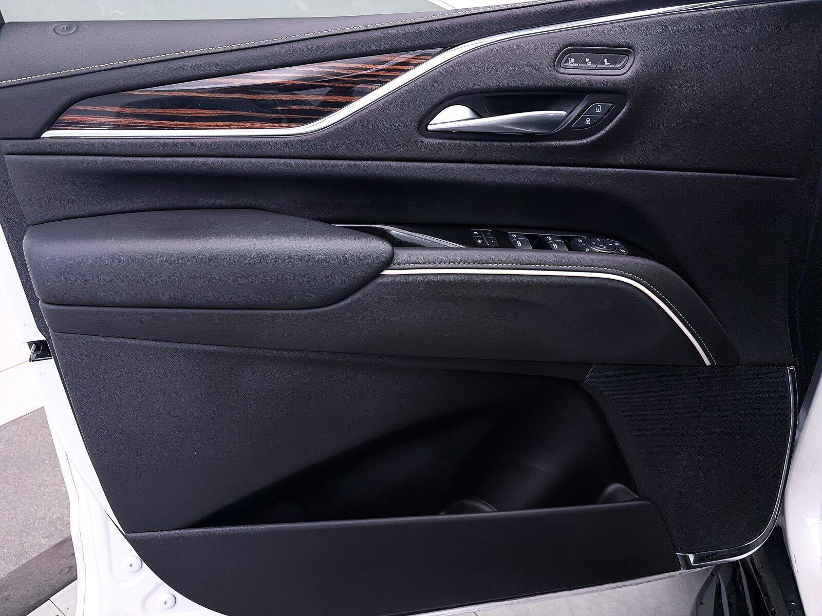 Used 2024 Cadillac Escalade Premium Luxury AWD/4WD image 17