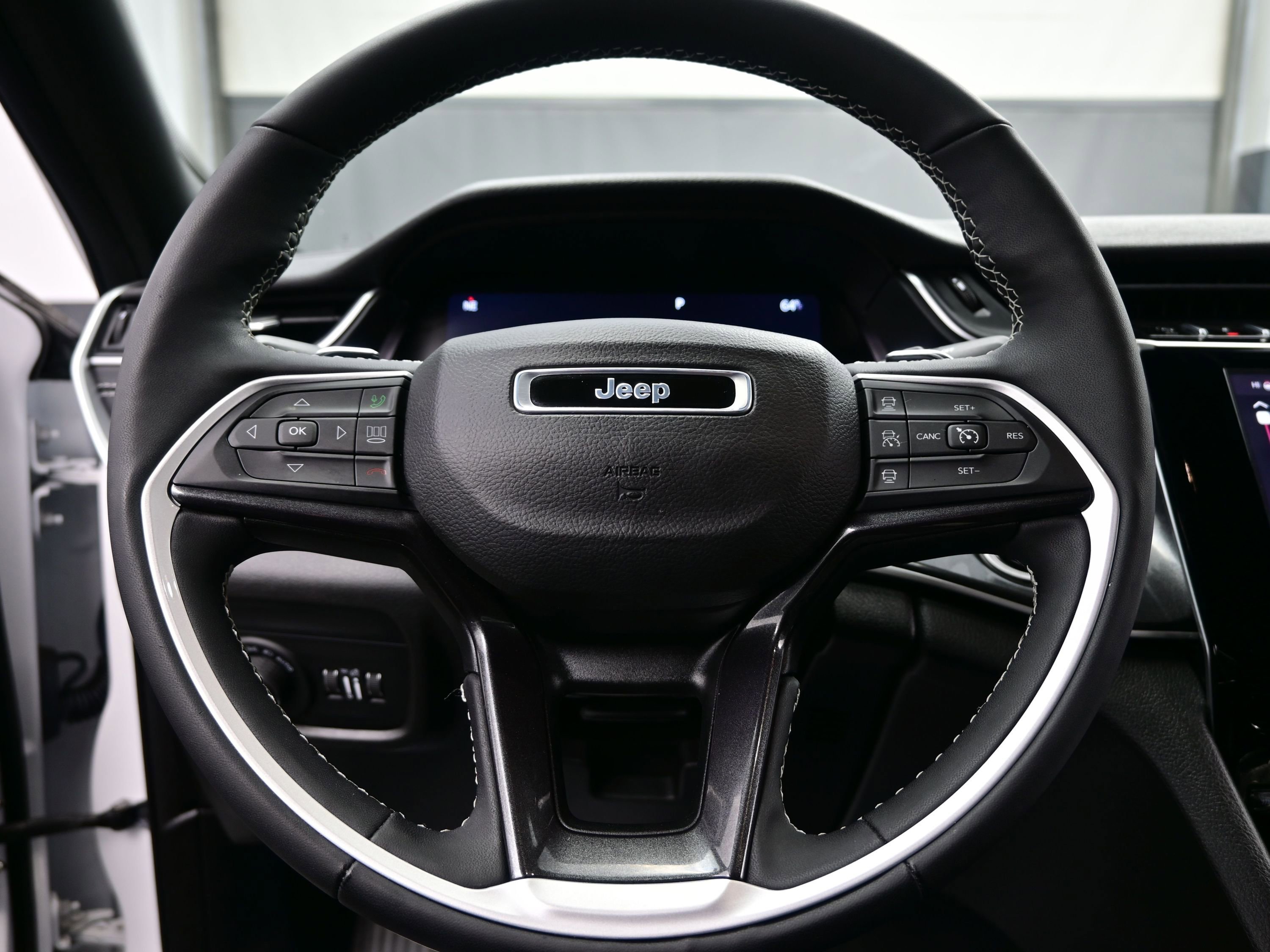 Used 2023 Jeep Grand Cherokee L Laredo image 24