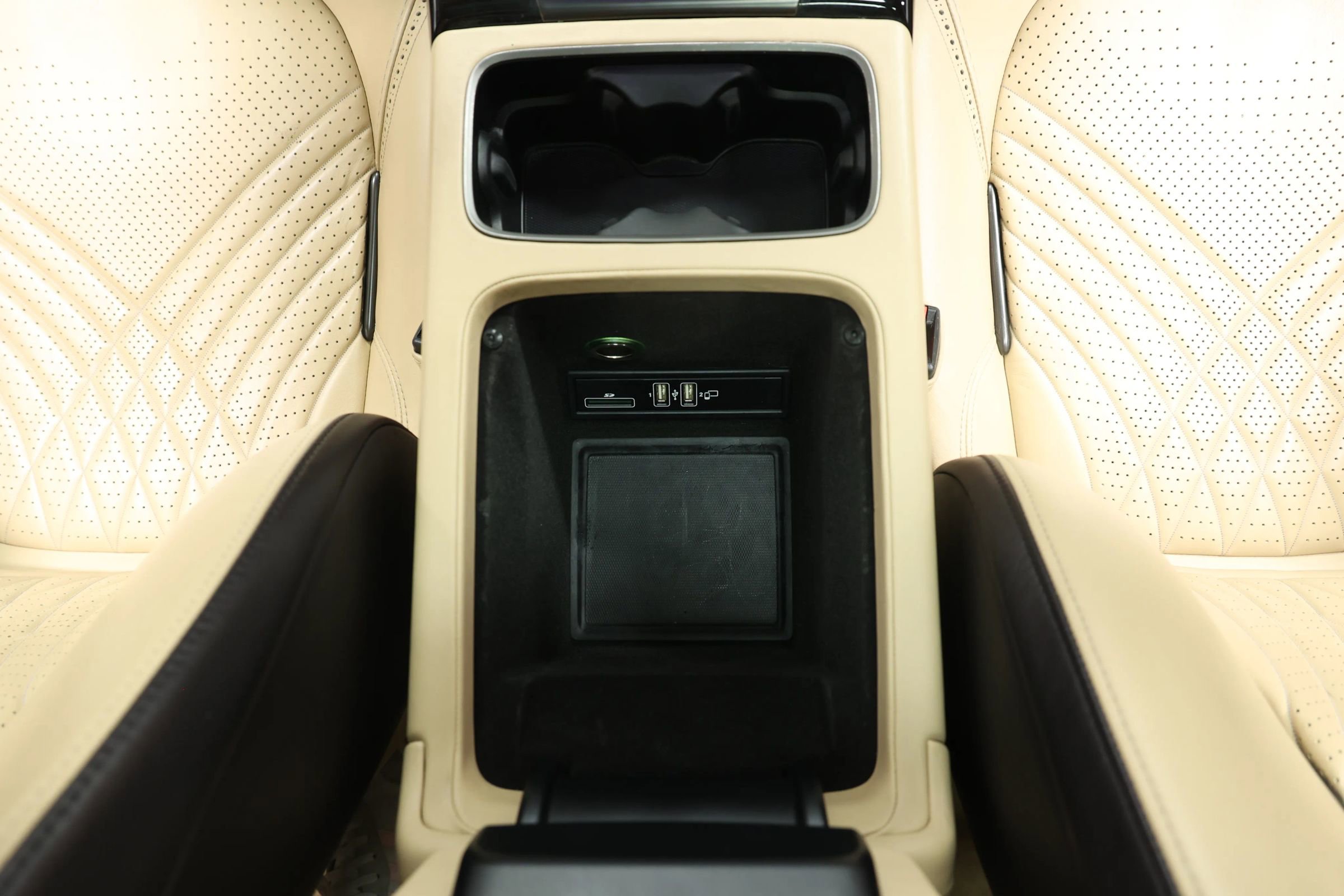Used 2021 Aston Martin DBX image 47