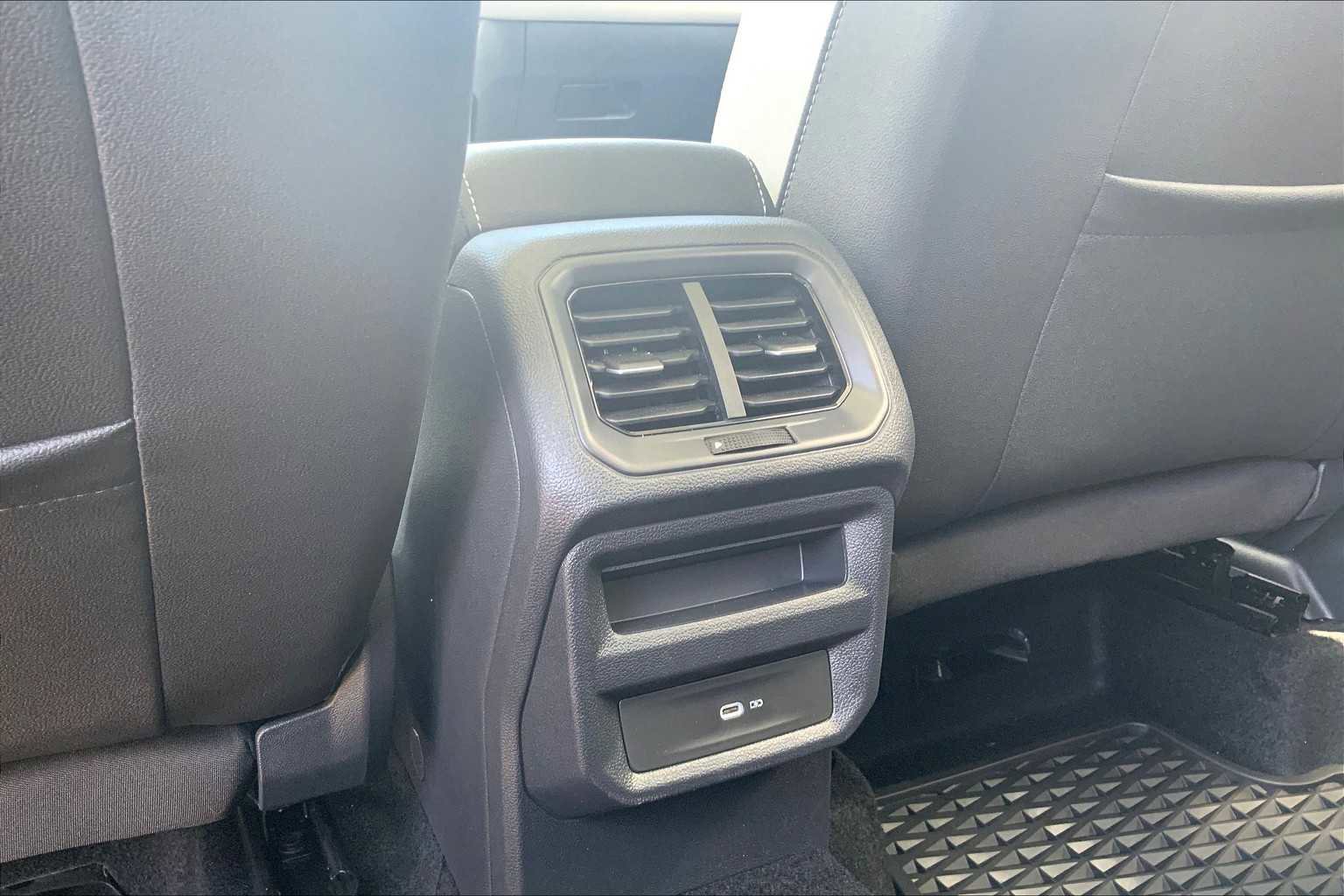 Used 2025 Volkswagen Taos SE AWD/4WD image 20