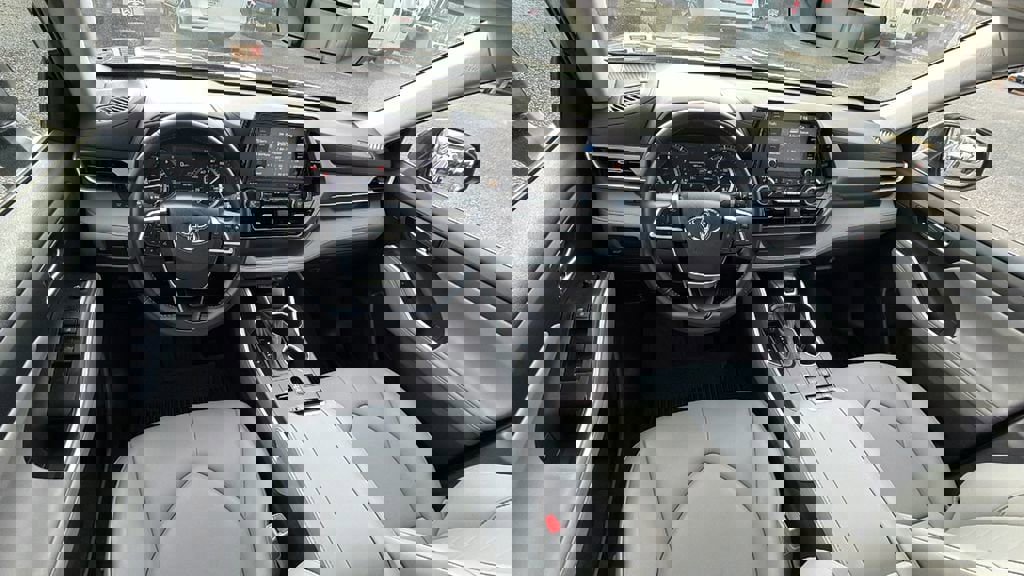 Used 2022 Toyota Highlander XLE image 23