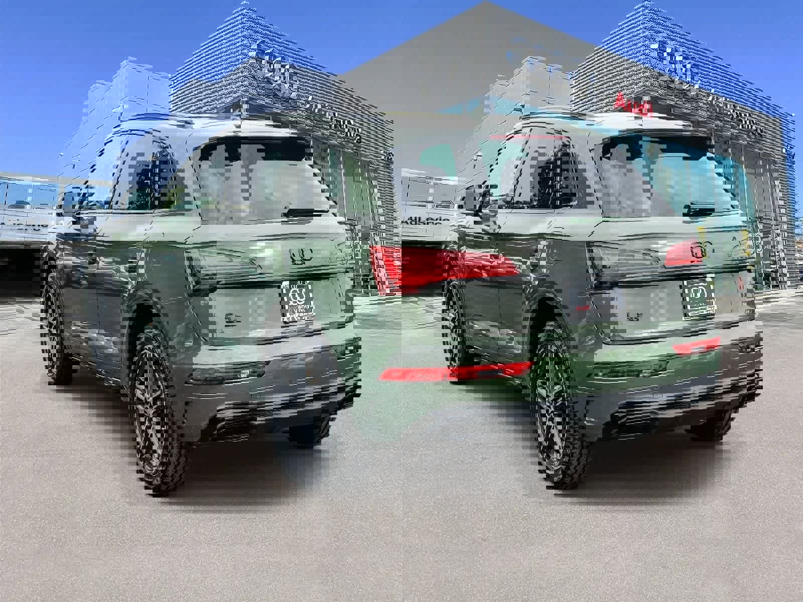 Used 2023 Audi Q5 e Premium Plus w/ Premium Plus Package image 2