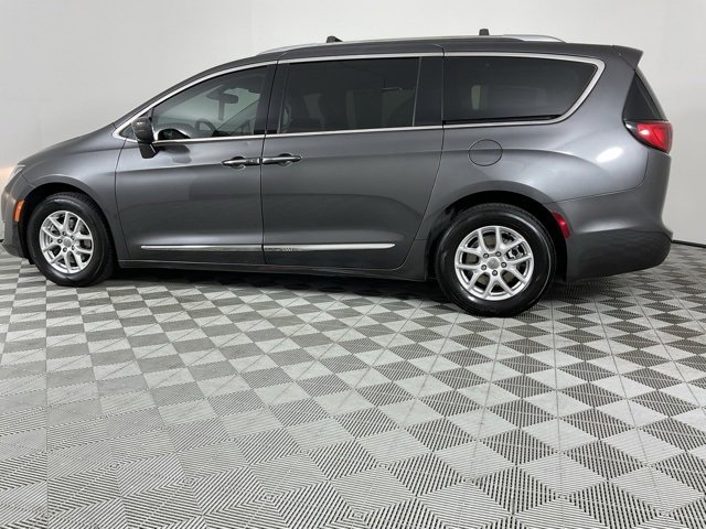 Used 2020 Chrysler Pacifica Touring-L image 3