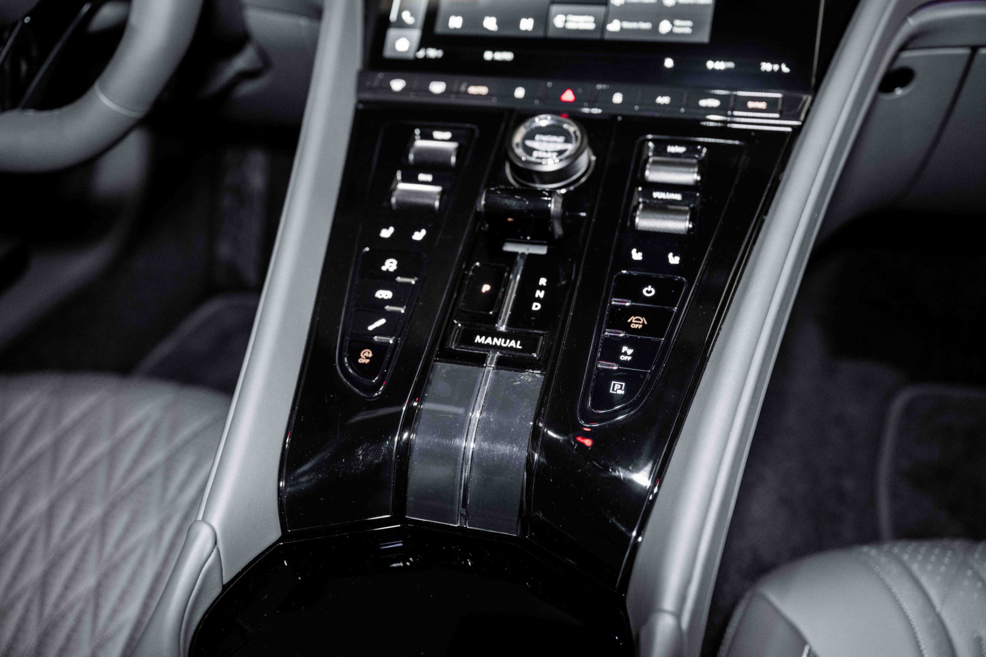 Used 2024 Aston Martin DB12 Coupe image 30