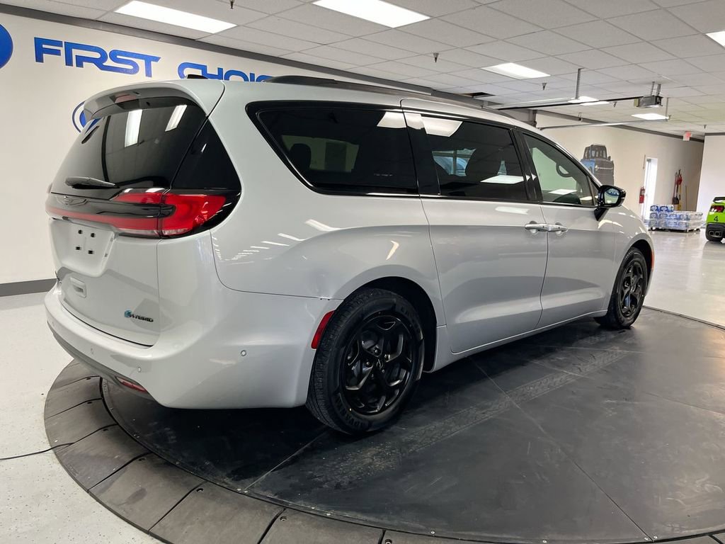 Used 2024 Chrysler Pacifica Premium image 8