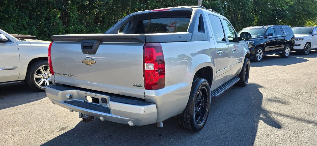 Used 2011 Chevrolet Avalanche LTZ AWD/4WD image 6
