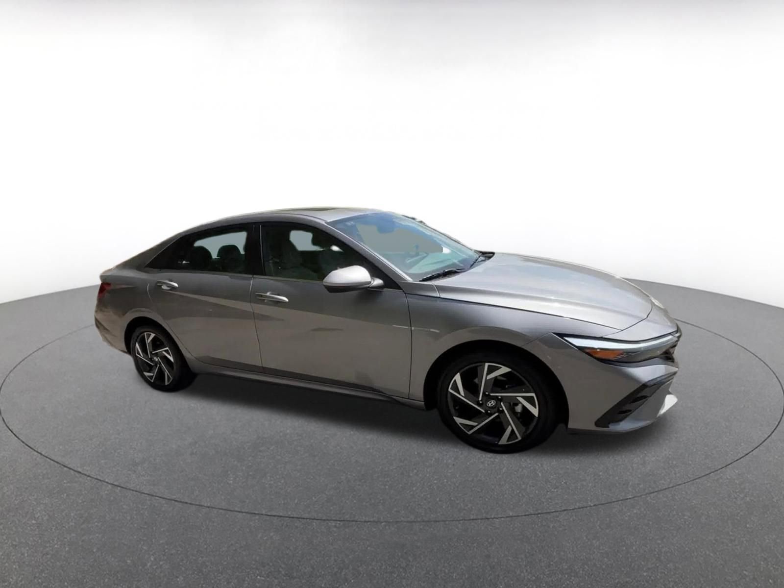 Used 2025 Hyundai Elantra SEL FWD image 2
