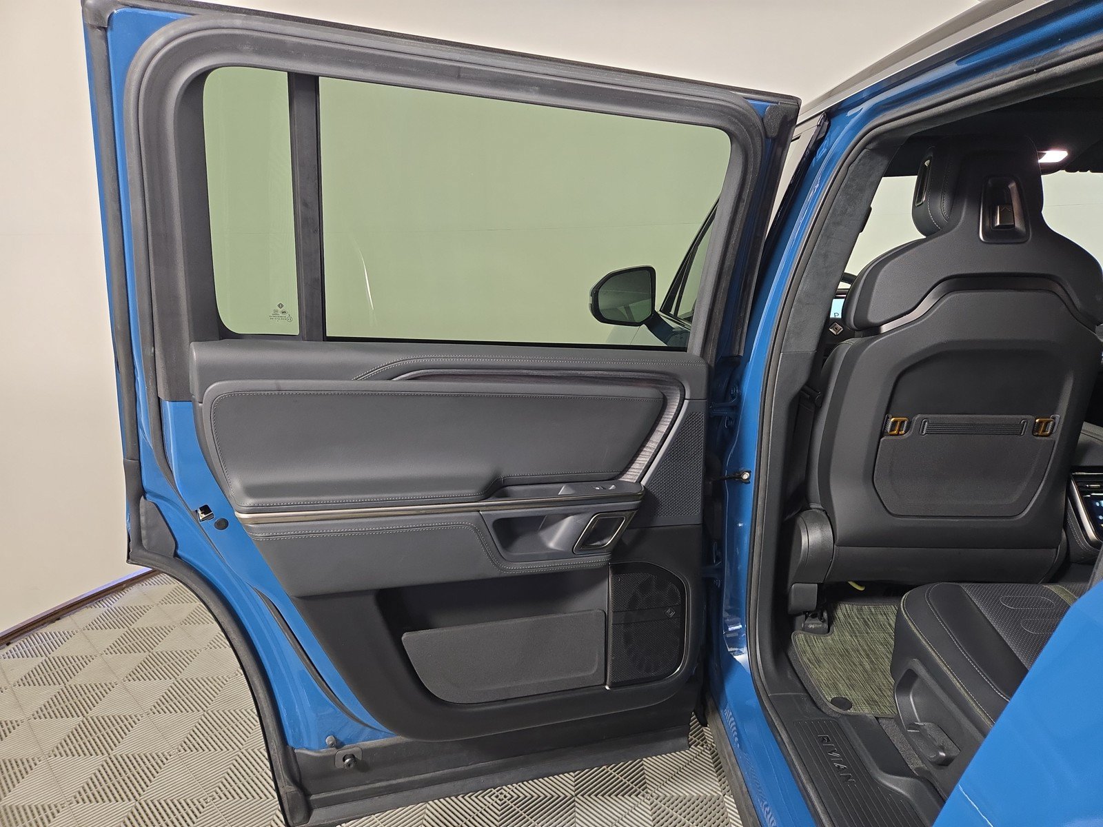 Used 2024 Rivian R1S Adventure AWD/4WD image 17