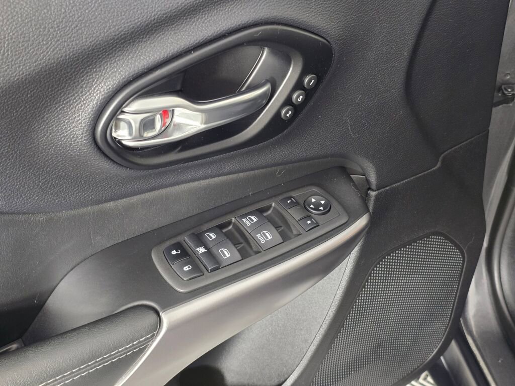 Used 2022 Jeep Cherokee Limited image 18