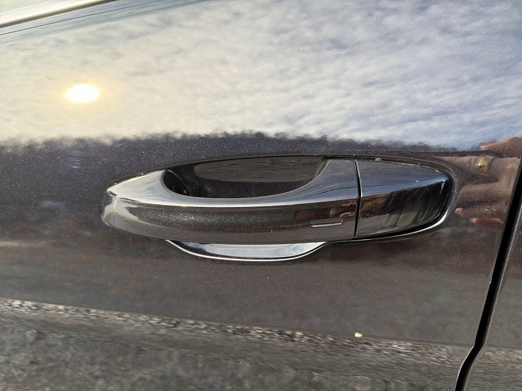 Used 2025 Volkswagen Atlas SE image 13