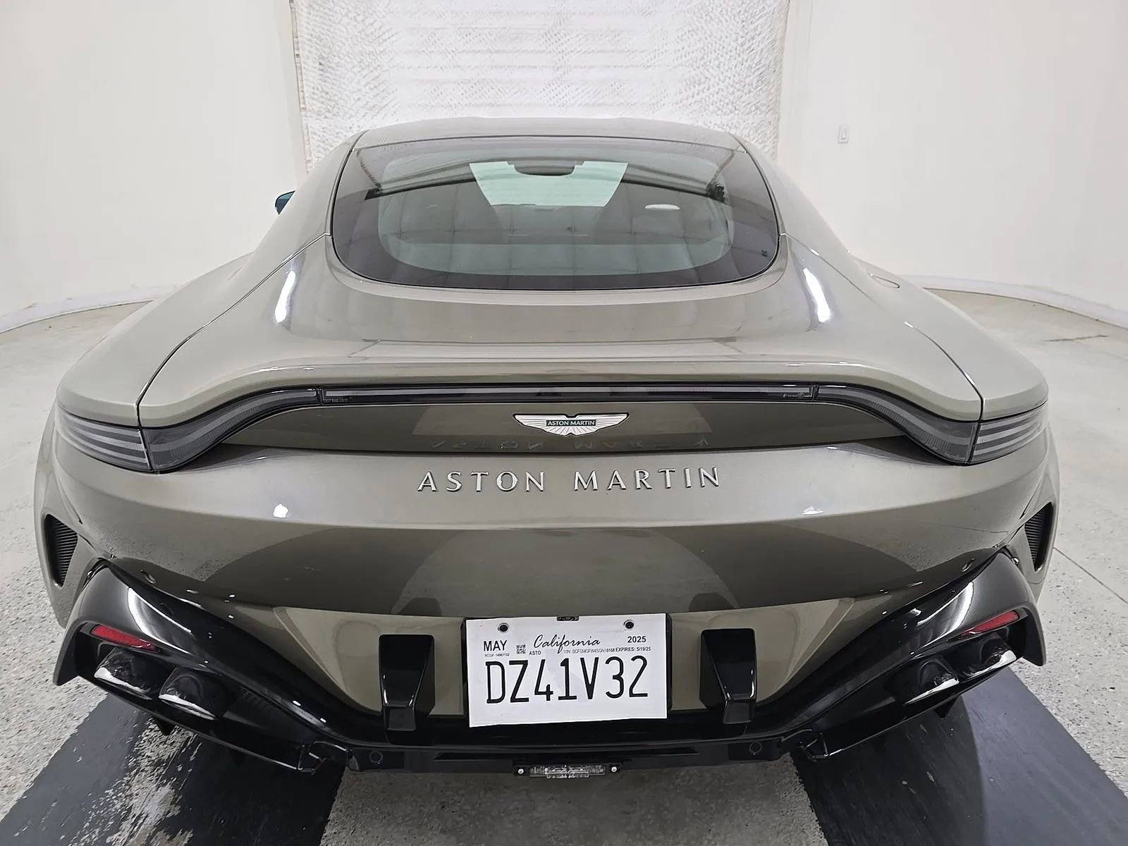 Used 2025 Aston Martin V8 Vantage Coupe RWD image 5