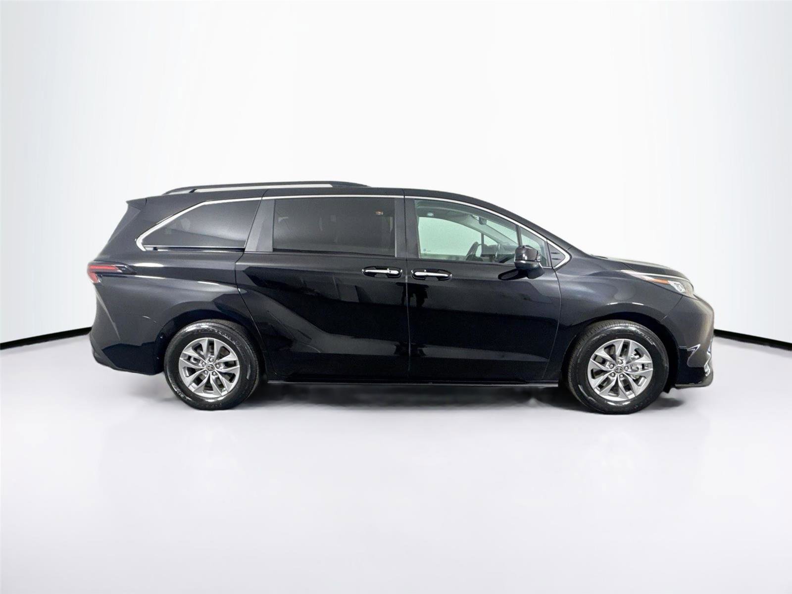 Certified 2023 Toyota Sienna XLE image 5