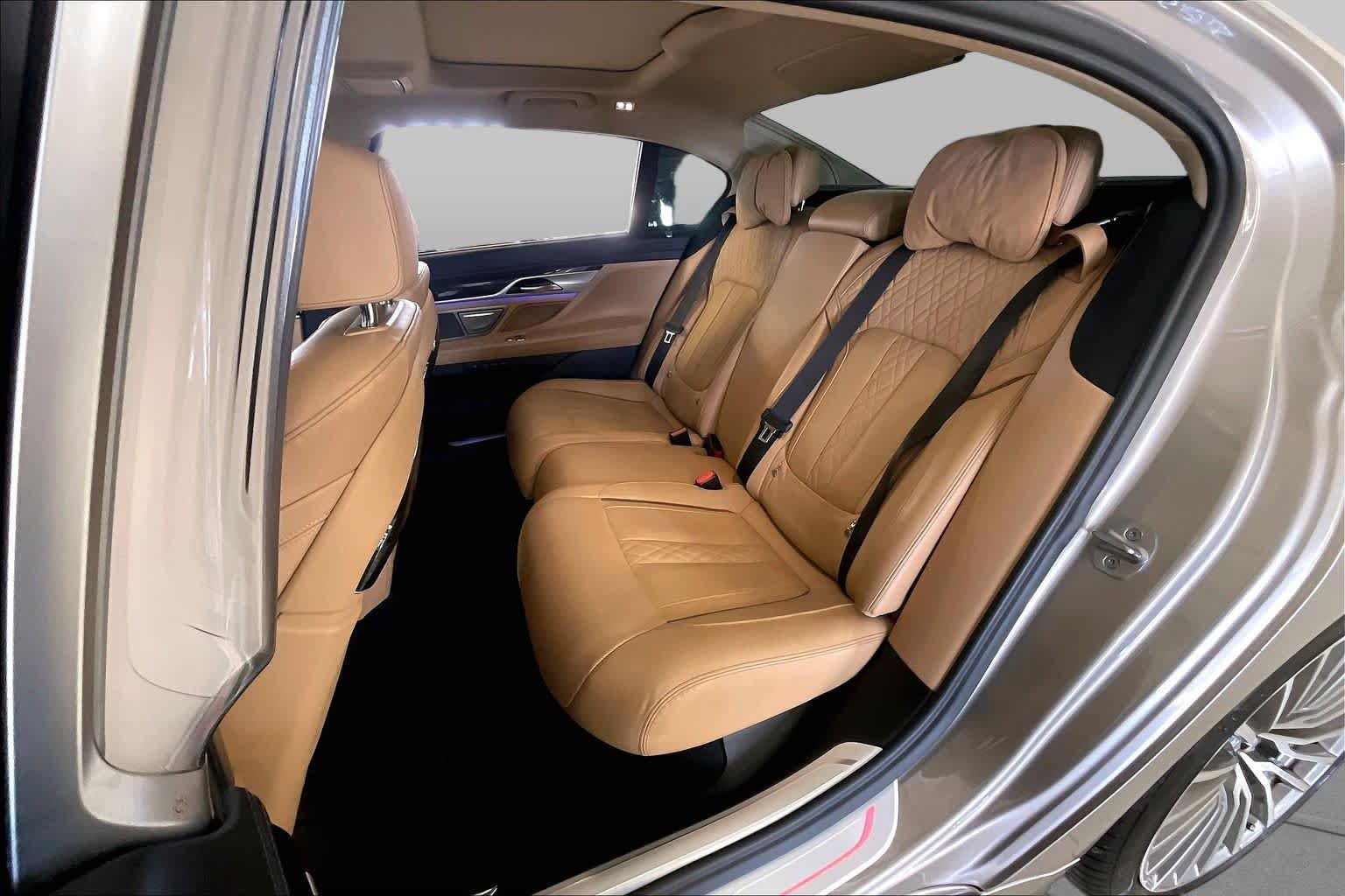 Used 2022 BMW 740i w/ Luxury Rear Seating Package RWD image 18