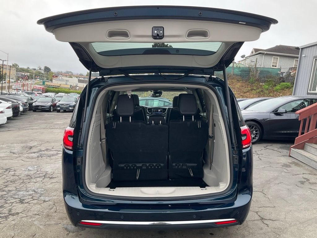 Used 2023 Chrysler Pacifica Limited FWD image 10