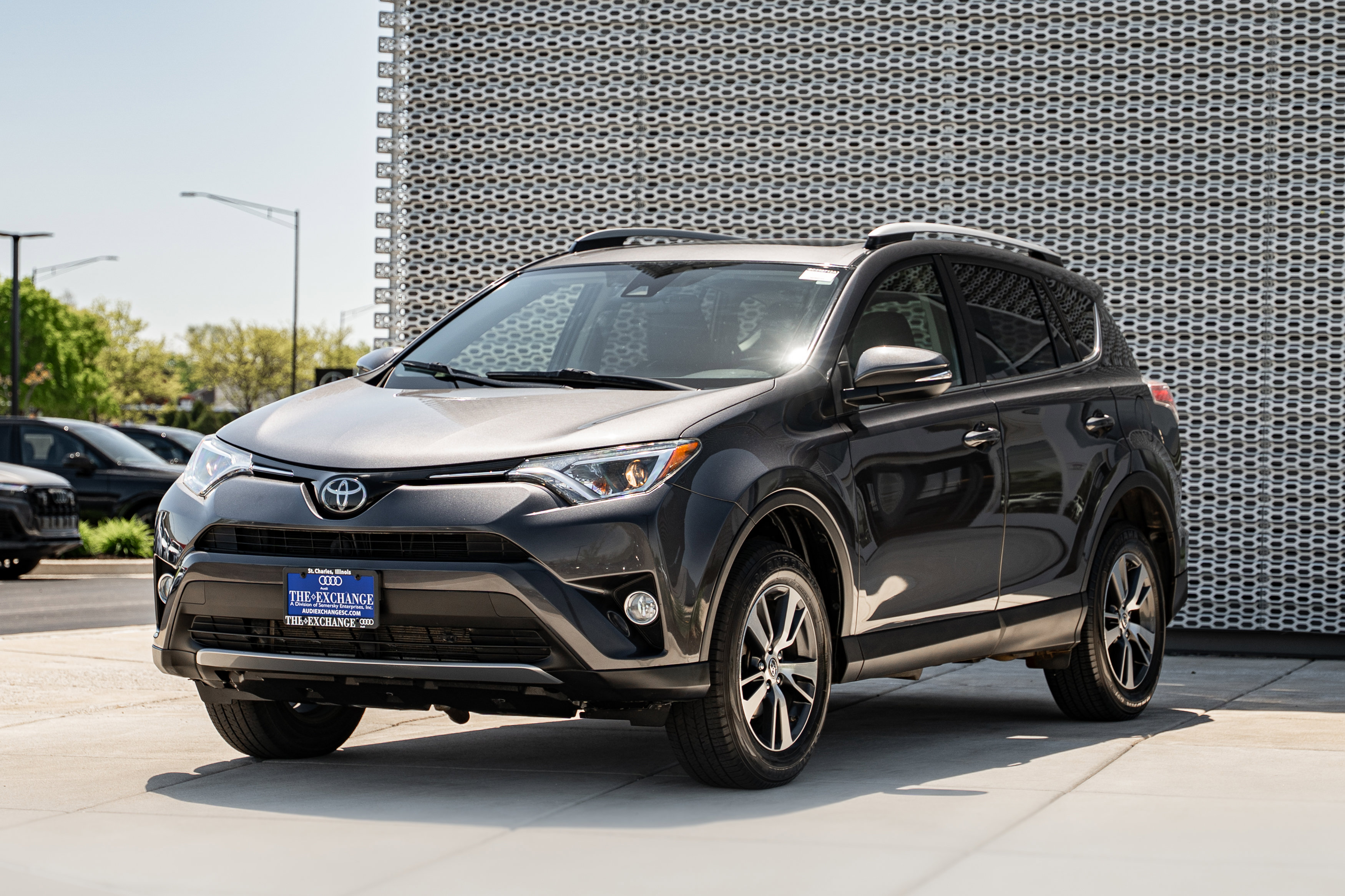 Used 2018 Toyota RAV4 XLE AWD/4WD image 6