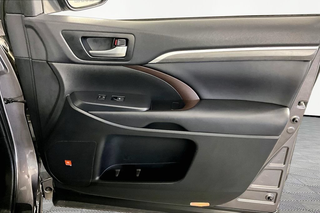Used 2019 Toyota Highlander Limited FWD image 27