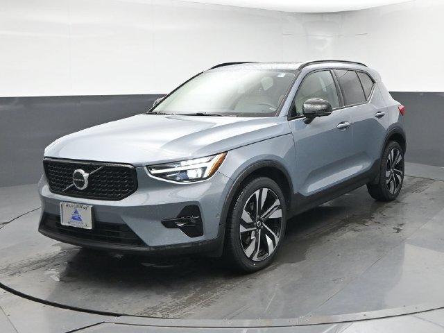 Used 2023 Volvo XC40 B5 Ultimate w/ Climate Package AWD/4WD image 3