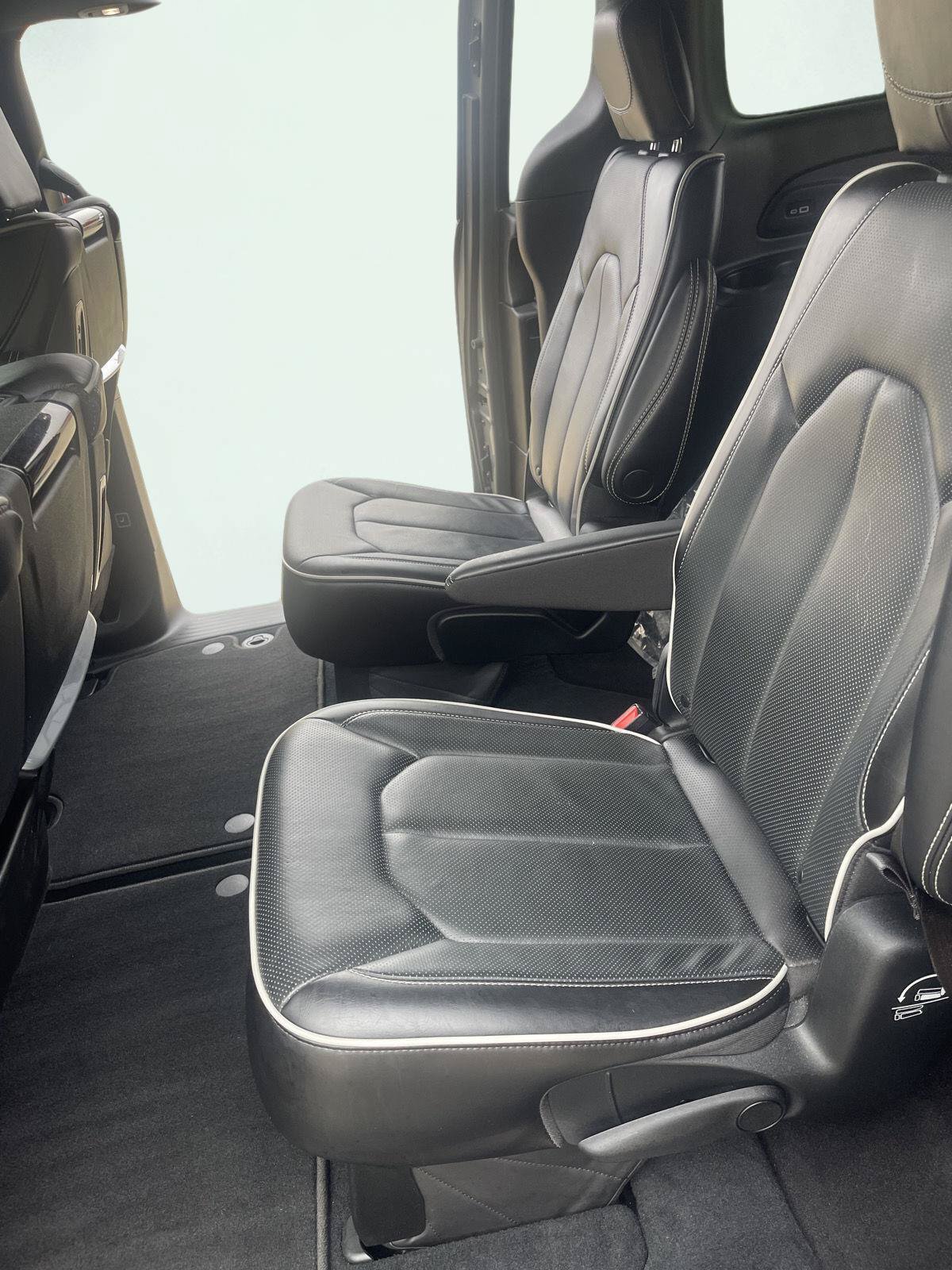 Used 2023 Chrysler Pacifica Limited w/ Uconnect Theater Family Group FWD image 3