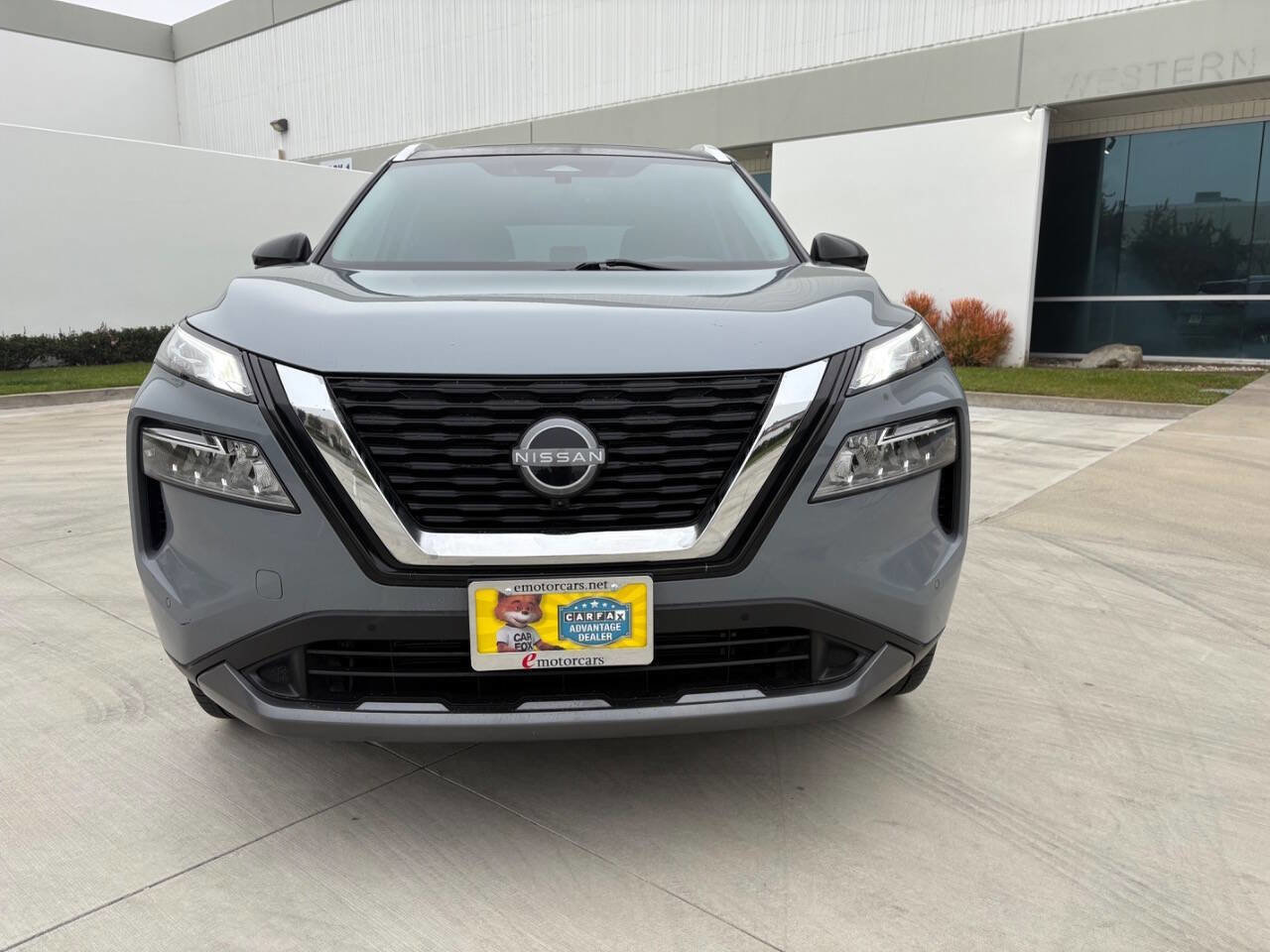 Used 2023 Nissan Rogue SL w/ SL Premium Package image 2