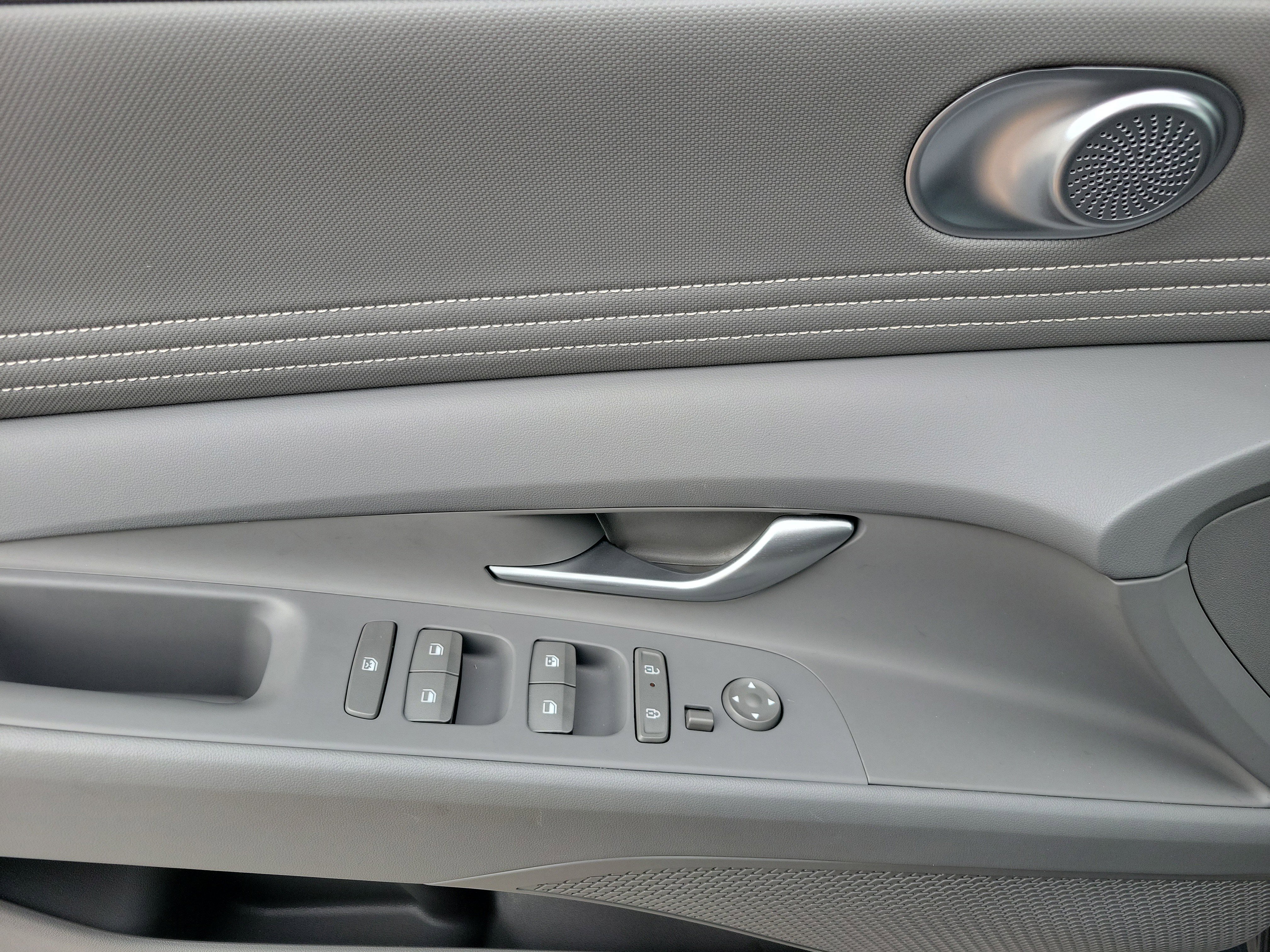 Used 2025 Hyundai Elantra SEL image 8