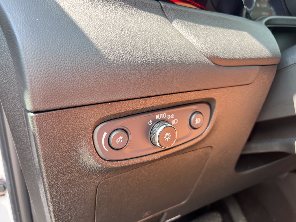 Used 2022 Buick Encore GX Select AWD/4WD image 22