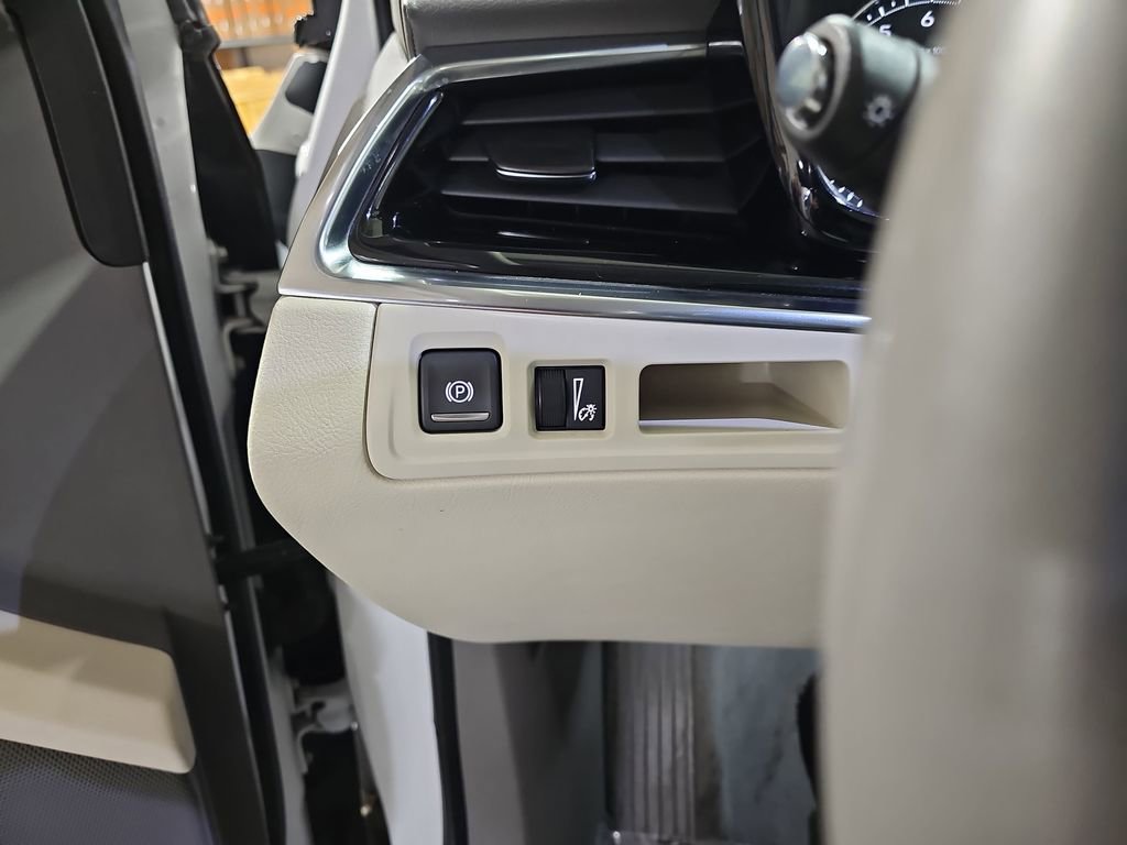 Certified 2021 Cadillac XT6 Premium Luxury w/ LPO, ONYX Package image 31