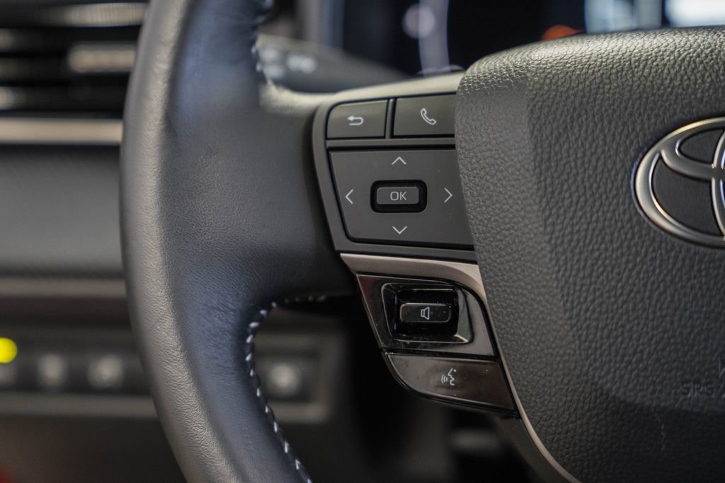 Used 2025 Toyota Camry SE image 28