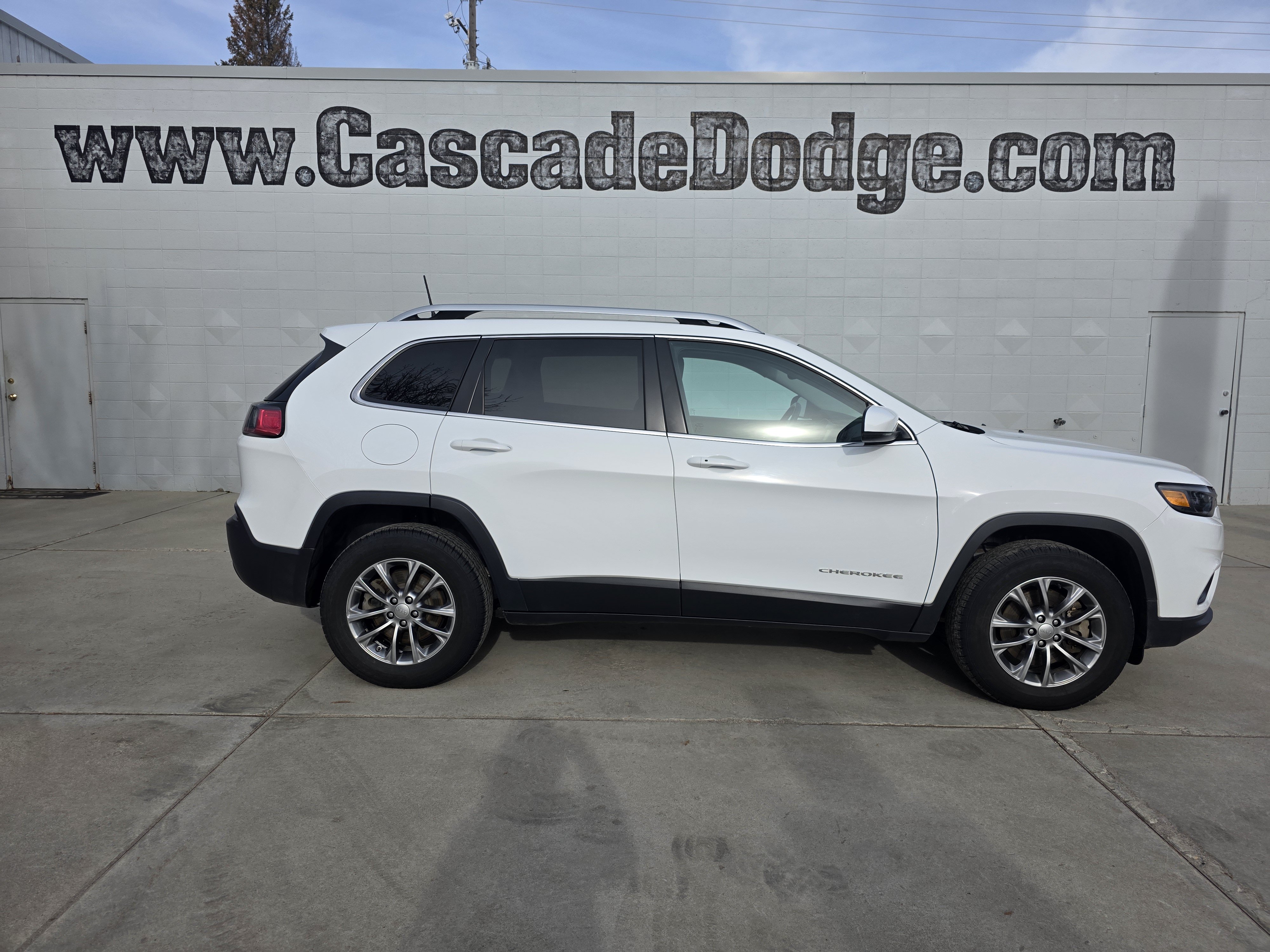 Used 2020 Jeep Cherokee Latitude Lux w/ Comfort/Convenience Group AWD/4WD image 1