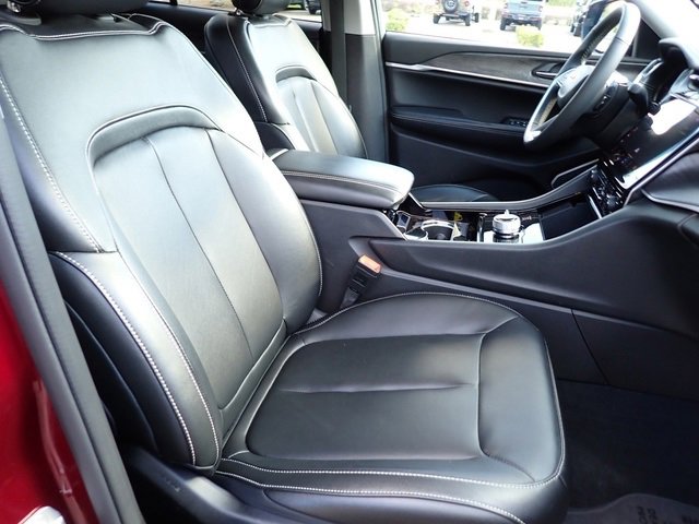 Certified 2023 Jeep Grand Cherokee Limited w/ Black Appearance Package image 12