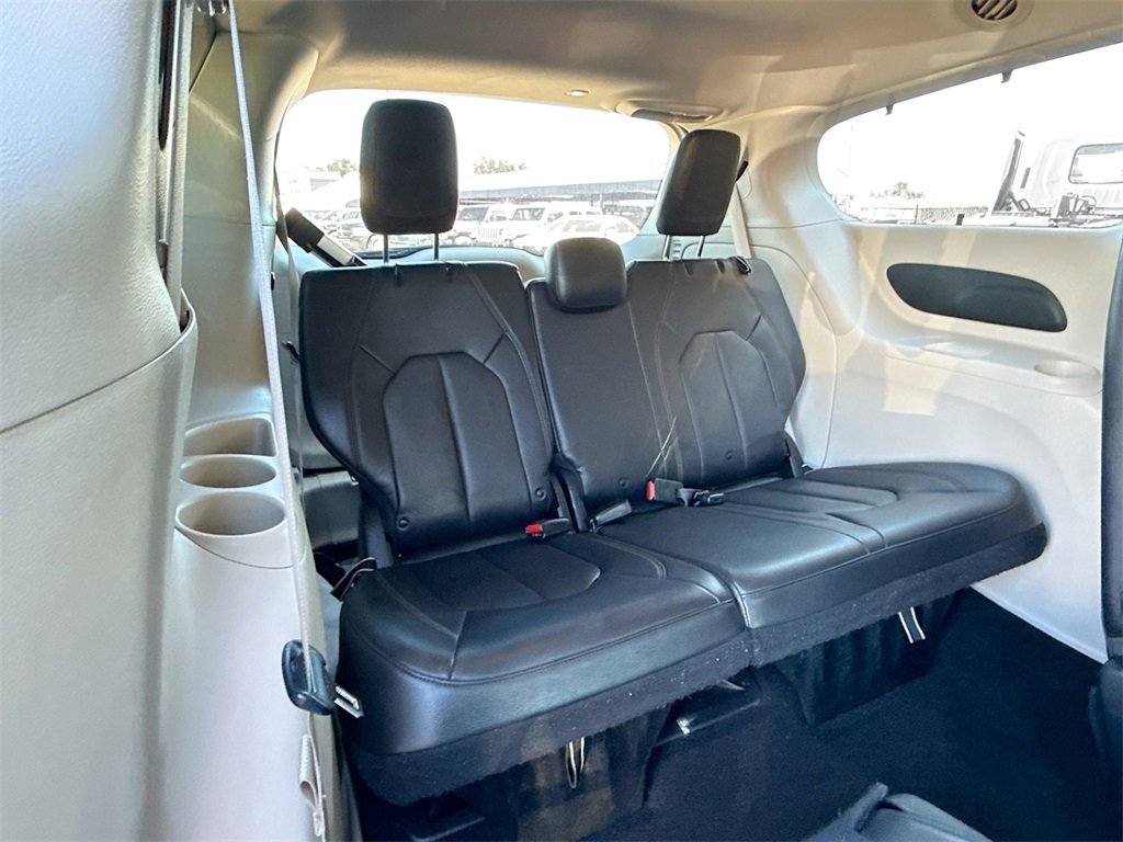 Used 2017 Chrysler Pacifica Touring-L image 30