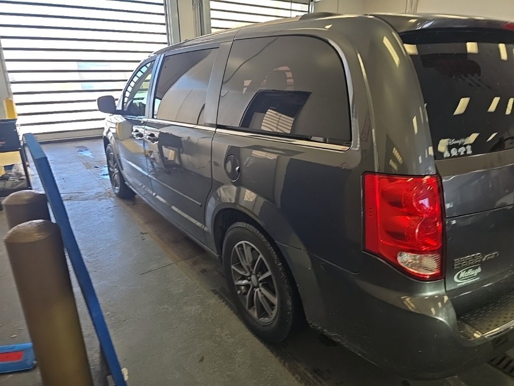 Used 2017 Dodge Grand Caravan SXT image 3