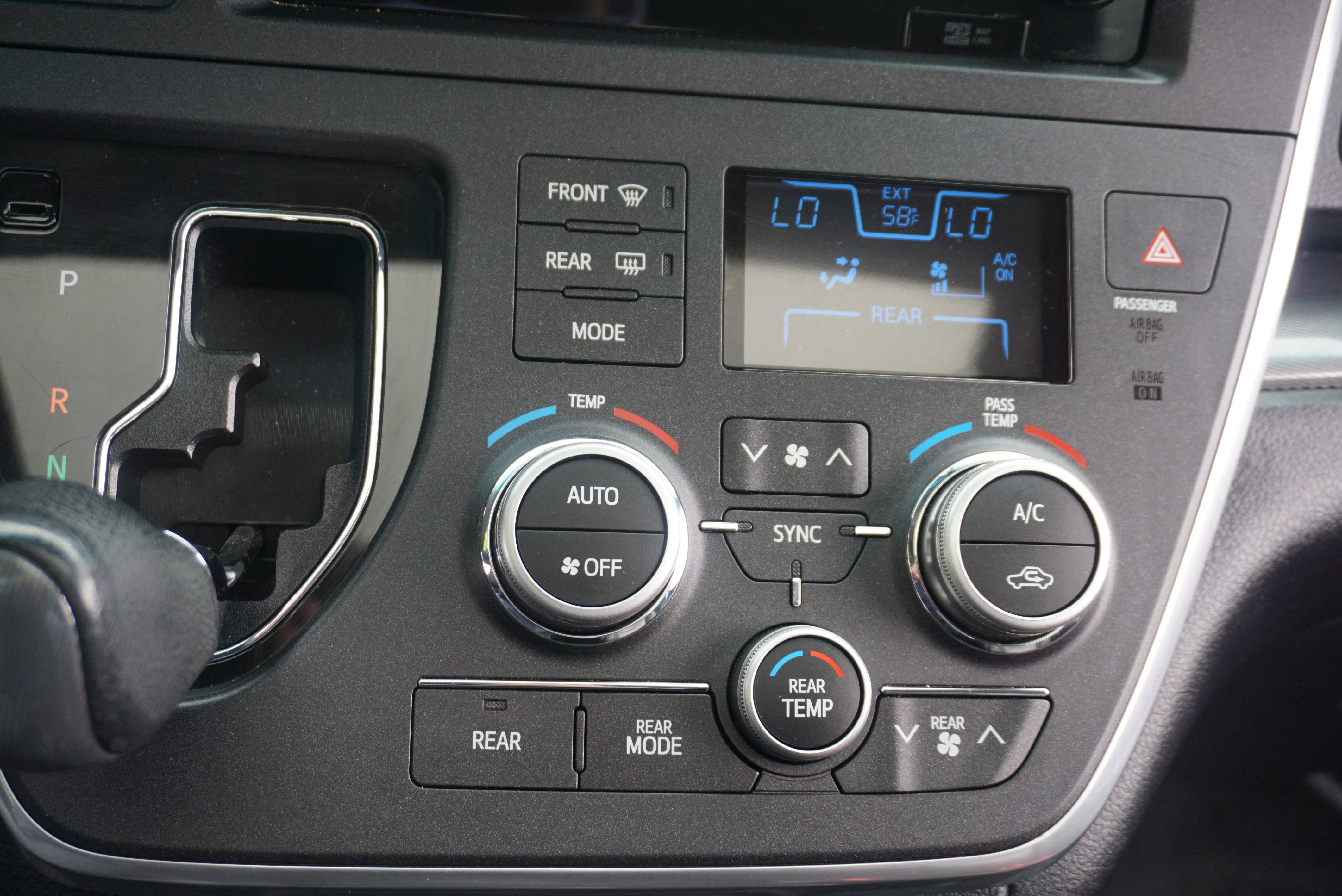 Used 2017 Toyota Sienna SE w/ SE Preferred Package FWD image 13