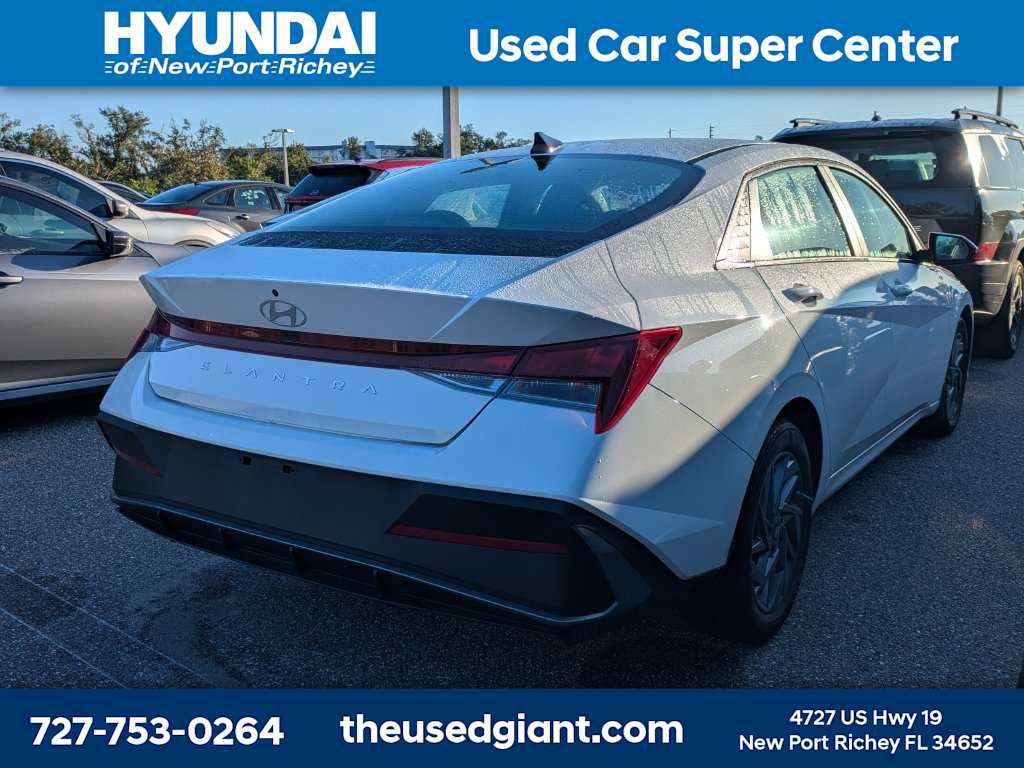 Used 2024 Hyundai Elantra SEL FWD image 2