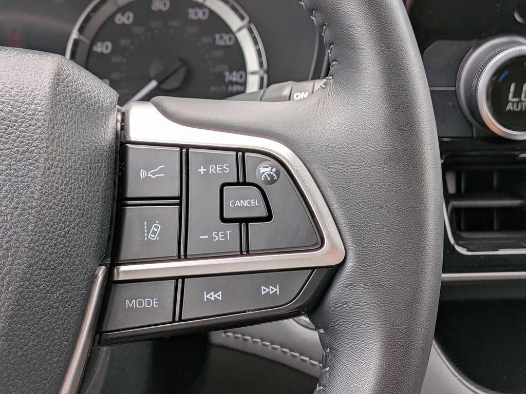 Used 2023 Toyota Highlander LE FWD image 24