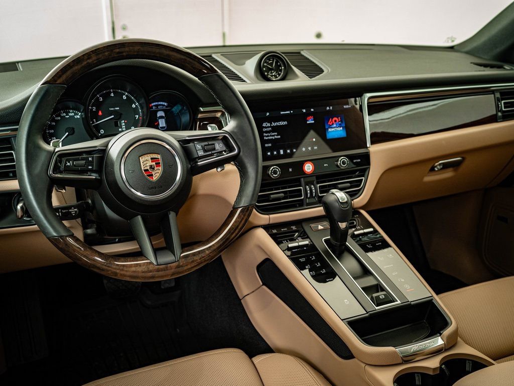 Certified 2025 Porsche Macan image 4