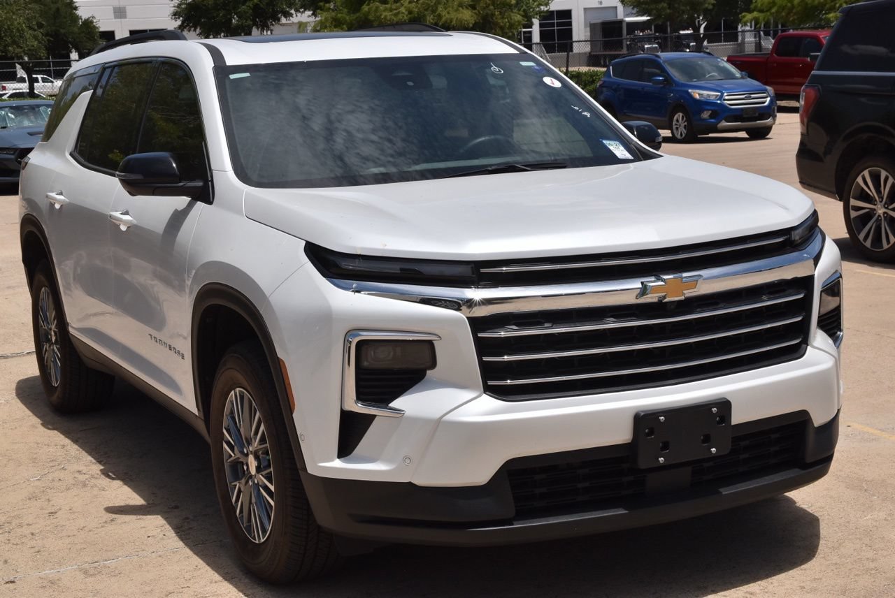 Used 2024 Chevrolet Traverse LT w/ Enhanced Driving Package AWD/4WD image 4