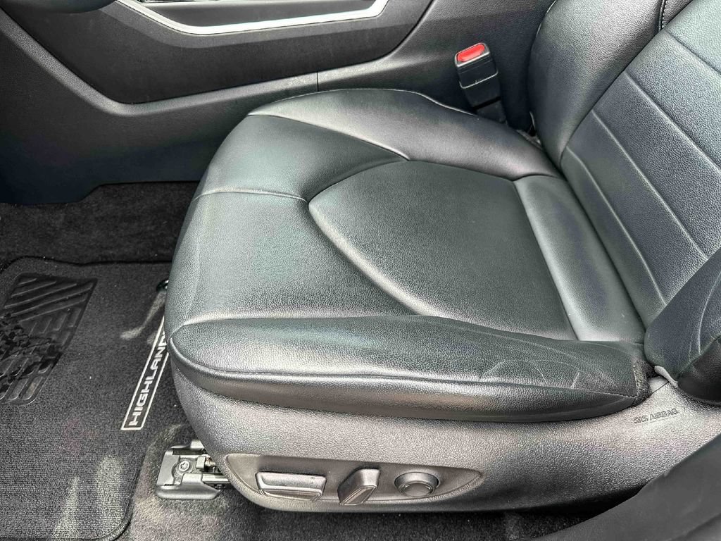 Used 2023 Toyota Highlander XLE AWD/4WD image 15