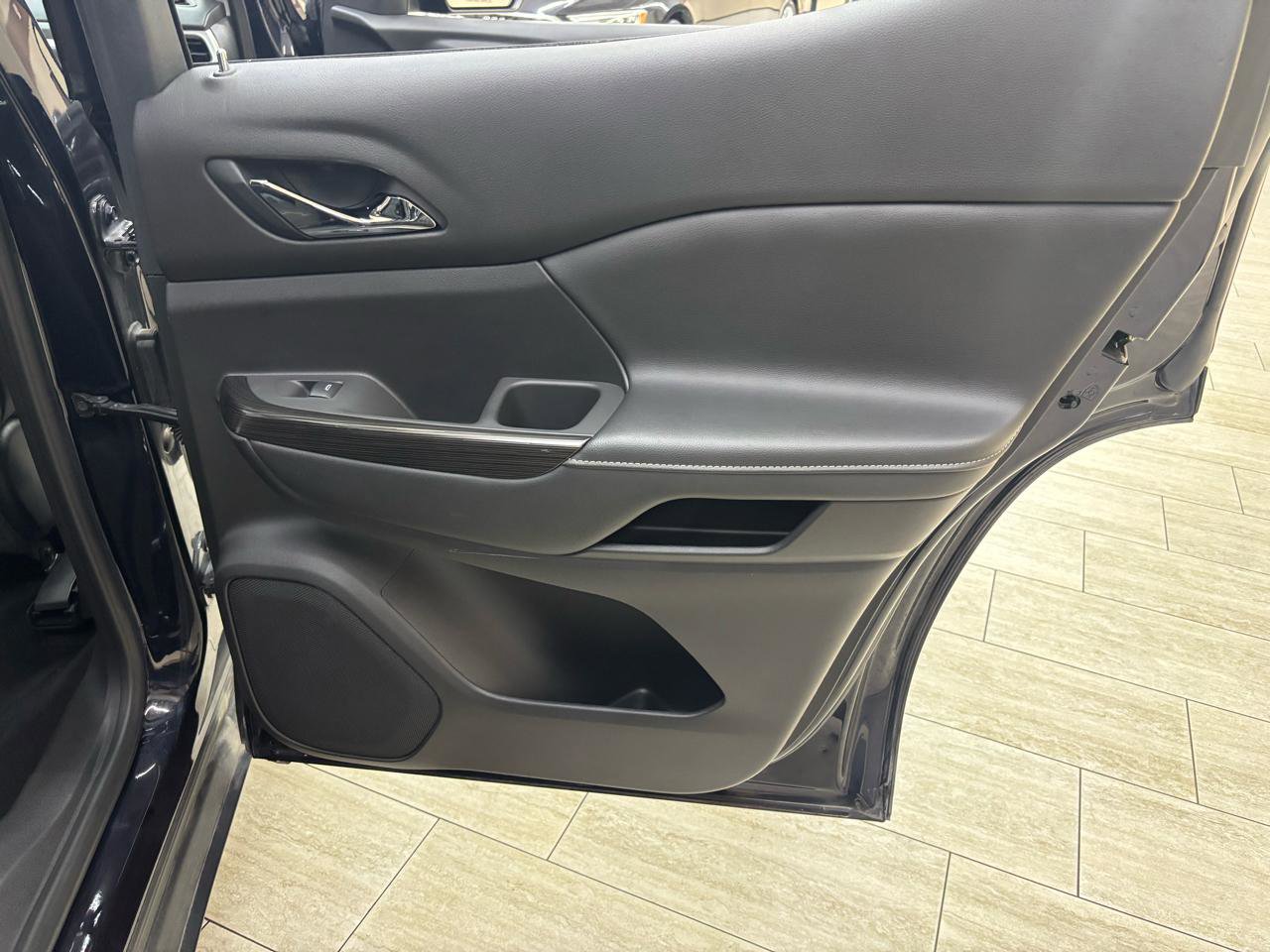 Used 2021 GMC Acadia SLT w/ Elevation Edition FWD image 25