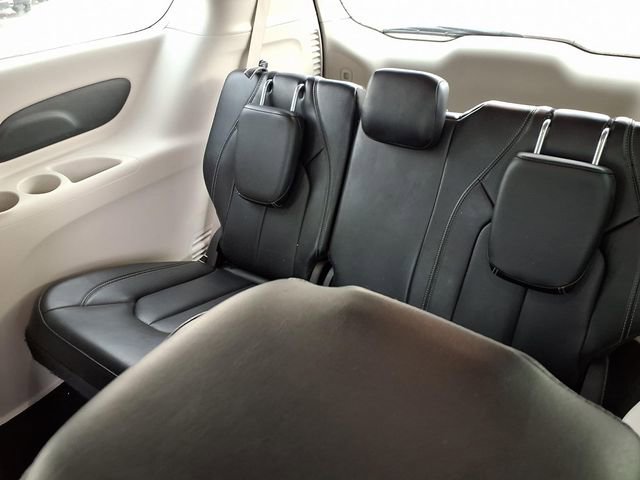 Used 2024 Chrysler Pacifica Touring-L FWD image 16