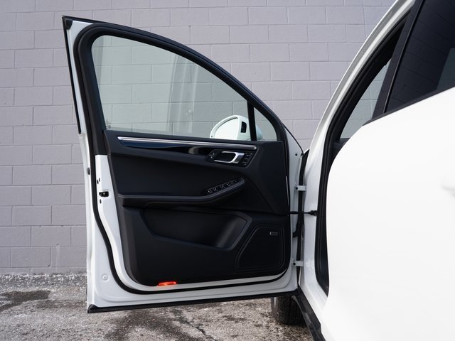 Certified 2025 Porsche Macan image 15
