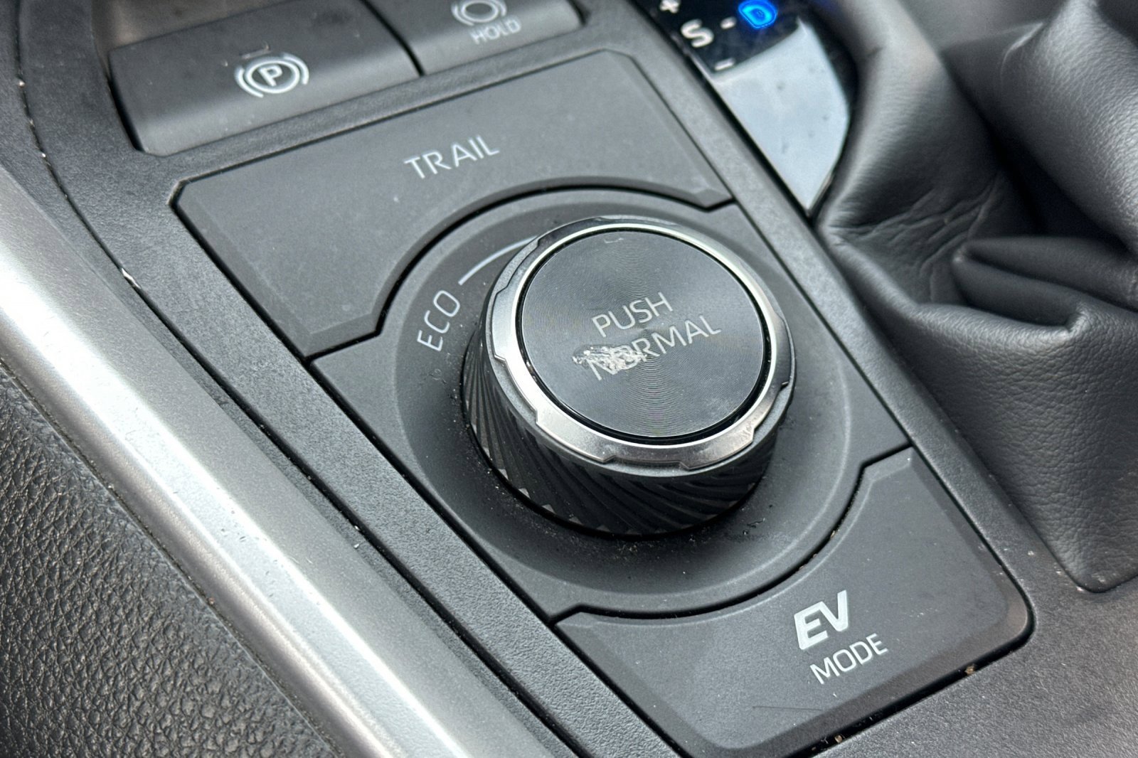 Used 2024 Toyota RAV4 SE image 32