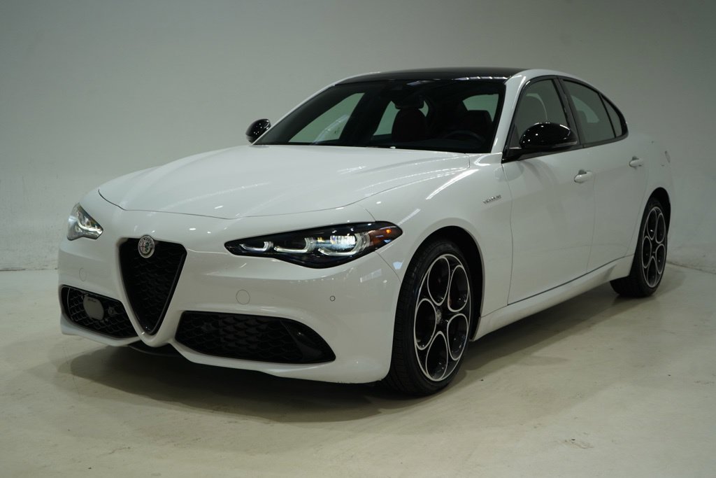 Used 2024 Alfa Romeo Giulia Veloce AWD/4WD image 3
