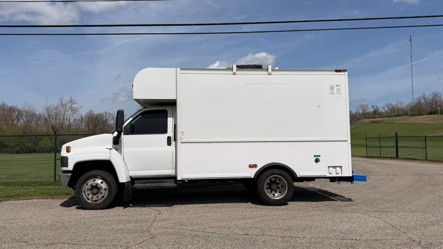 Used 2009 GMC TopKick C4500 2WD Regular Cab image 2